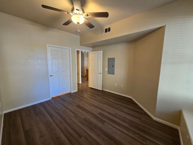 Building Photo - 1 bed, 1 bath condo with 2 car garage!!!