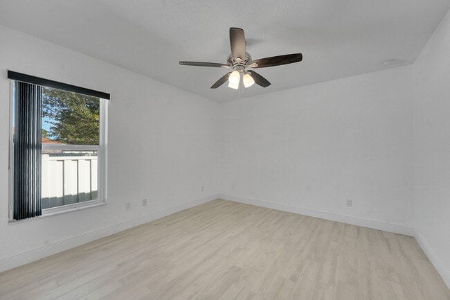 Building Photo - 226 SW Starfish Ave