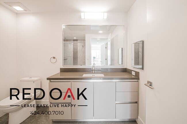 Building Photo - 453 S Kenmore Ave