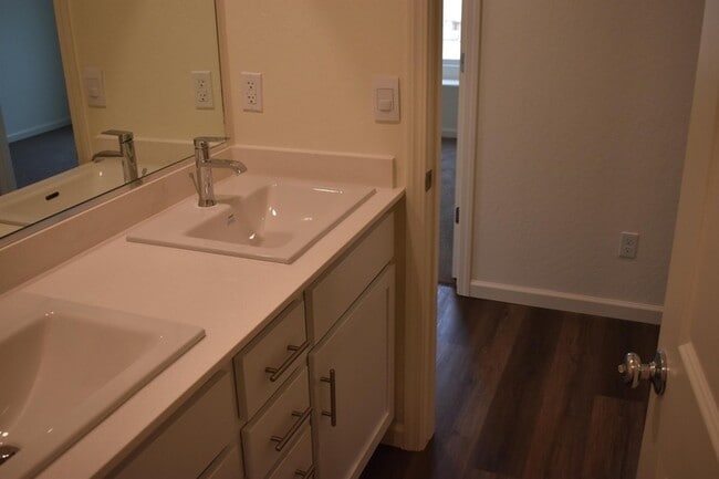 Building Photo - 4554 Iris Ct