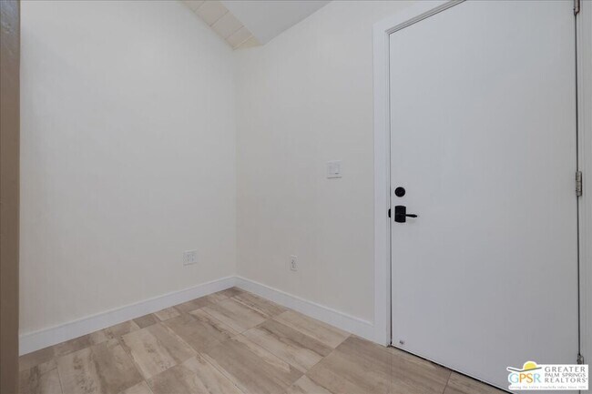 Building Photo - 372 E Molino Rd