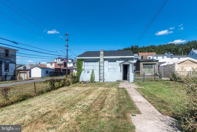 Building Photo - 493 W Saylor St