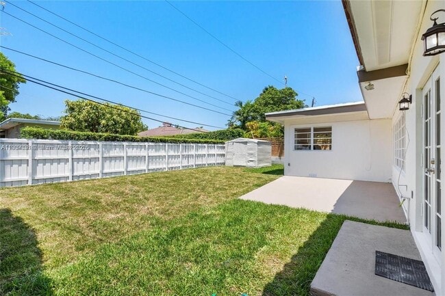 Building Photo - 1033 W 47th St