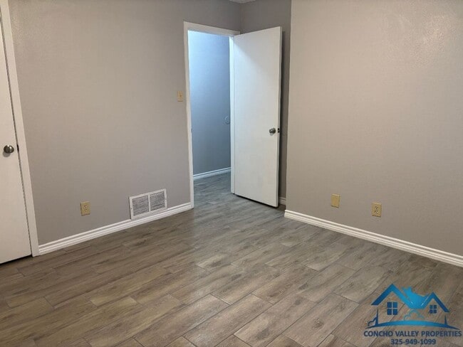 Building Photo - For Rent - 4 Bed/2 Bath near Goodfellow AFB