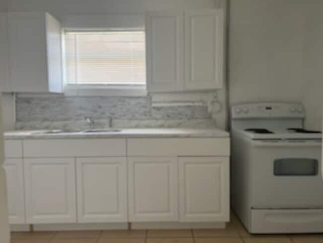 Building Photo - Studio For Rent at 318 1/2 Pearl St. Lake ...
