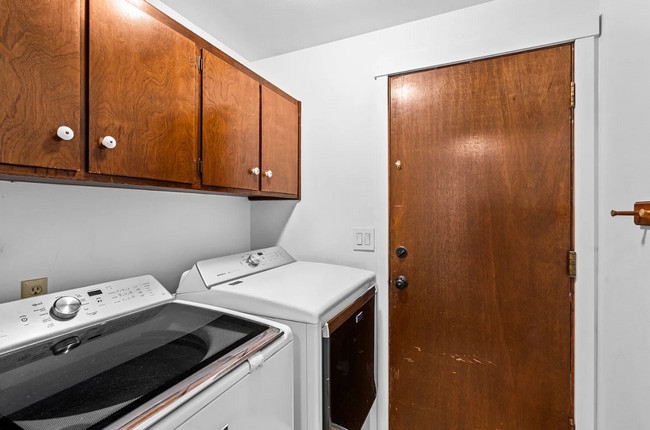 Building Photo - 4BD, 2.5BA Home located in the desirable Churchill Neighborhood!