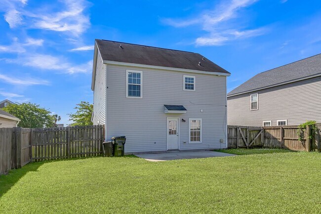 Building Photo - Charming 3BR Home with Private Fenced Backyard in Hunter’s Bend – Move-In Ready!