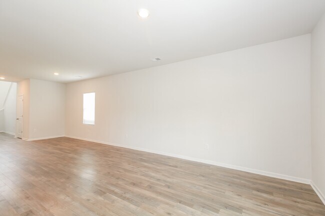 Building Photo - 132 Reindeer Rd S