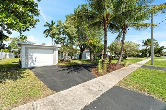 Building Photo - 838 NW 10th Ave