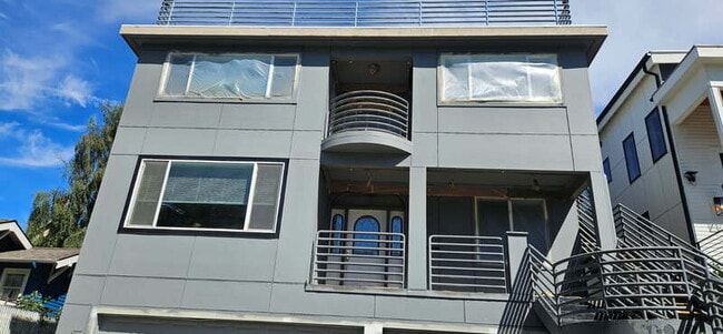 Building Photo - 5106 Green Lake Way N