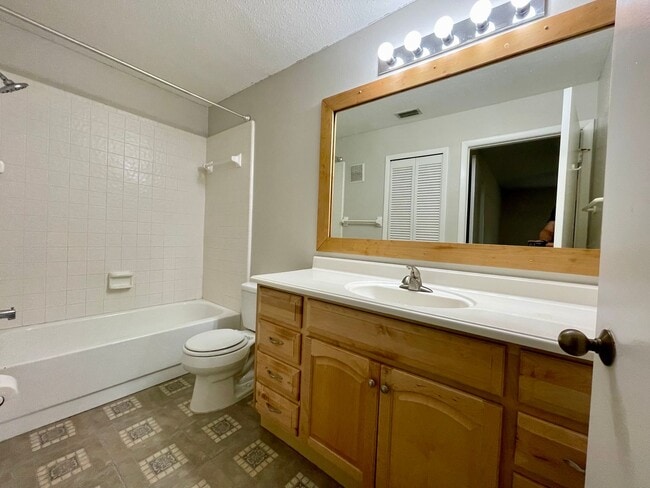 Building Photo - 2 bed 2 bath Raintree Condominium