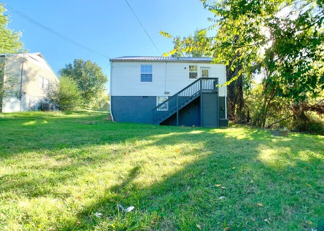 Building Photo - 47 Maple St