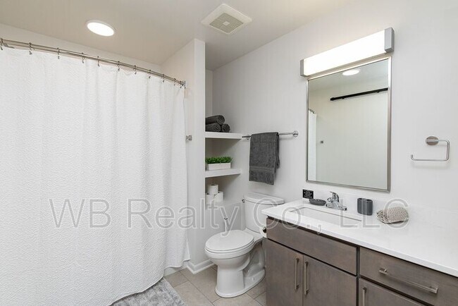 Building Photo - 315 5th St