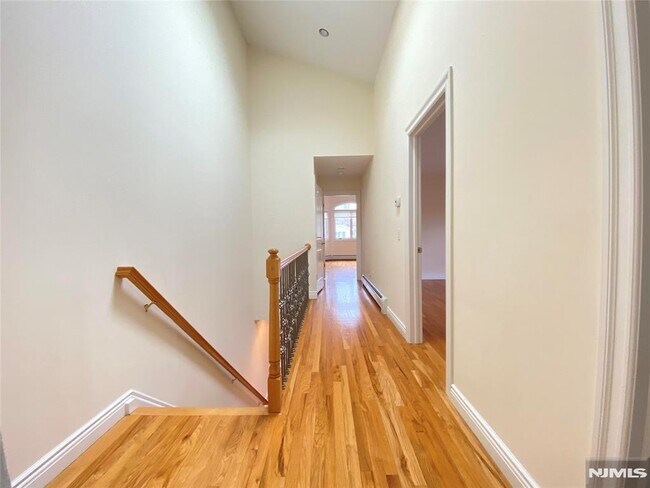 Building Photo - 517A Lawn Ave