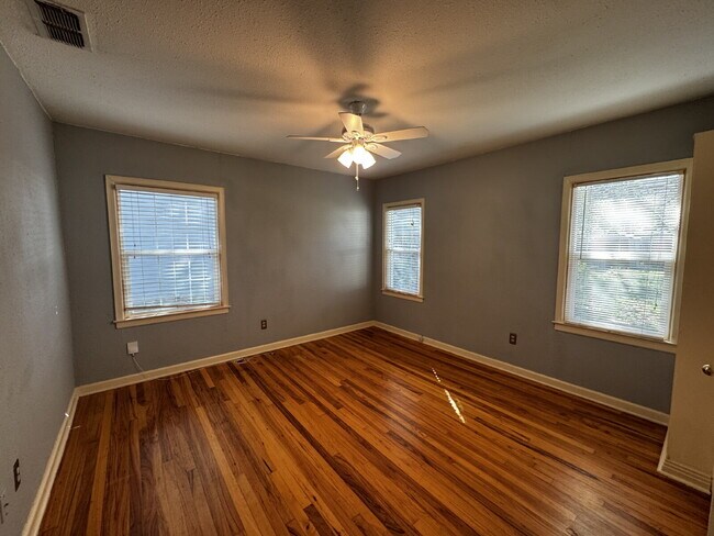 Building Photo - Stunning Home Located In Tech Terrace Minu...