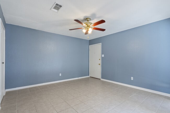 Building Photo - 3343 Chimney Pl Dr