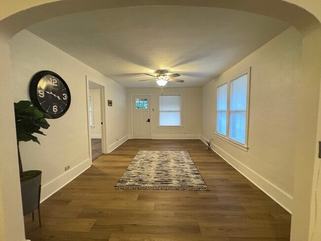 Building Photo - 304 N Cimarron Ave