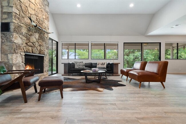 Building Photo - 113 Comet