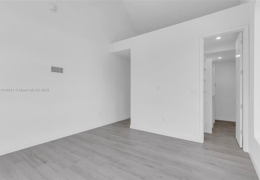 Building Photo - 3204 Plaza St