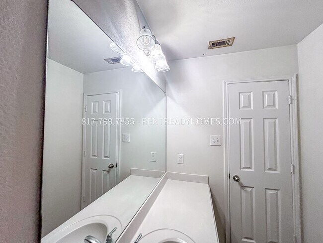 Building Photo - 617 Stirrup Bar Dr