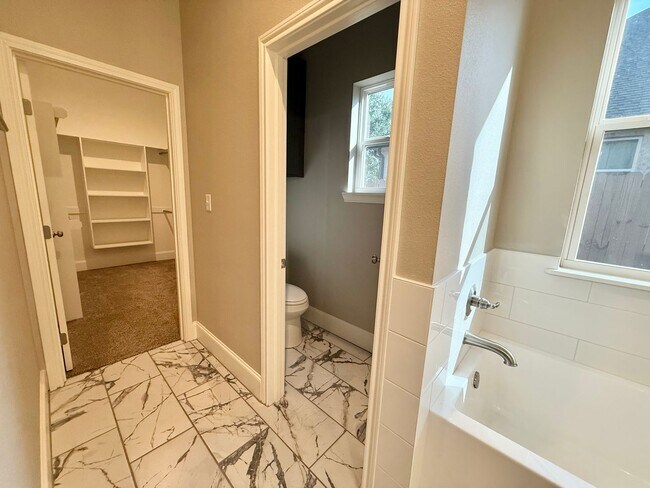 Building Photo - 1037 Stagecoach Bend