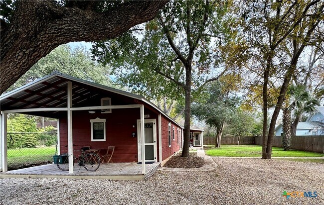 Building Photo - 818 W Hopkins St