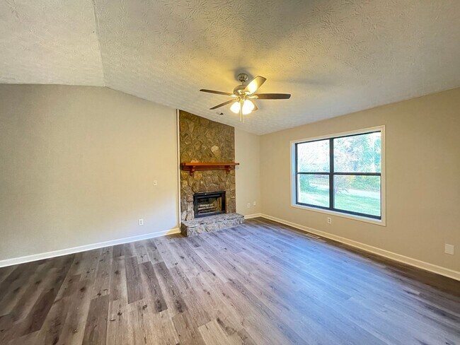 Building Photo - Updated 4 bedroom 2 bath home near in Dallas!