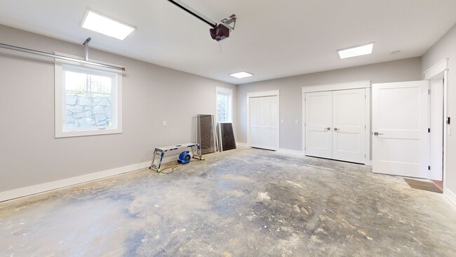 Building Photo - 4BR/4BA Unit #101 in 14 BR Triplex | UTK O...