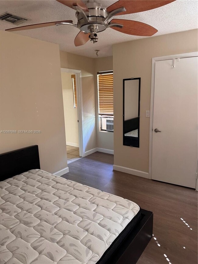 Building Photo - 9900 W Calusa Club Dr
