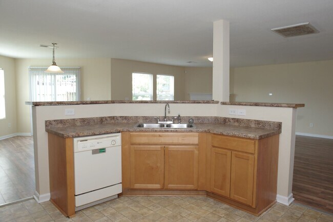 Building Photo - Move-In Special!