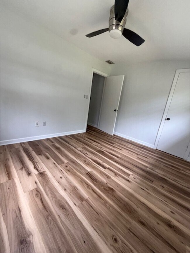 Building Photo - 1016 Alba Dr