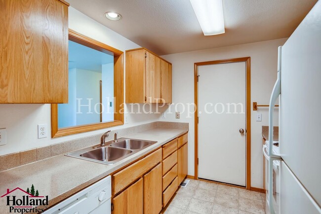 Building Photo - 3901 SW Pinewood Way