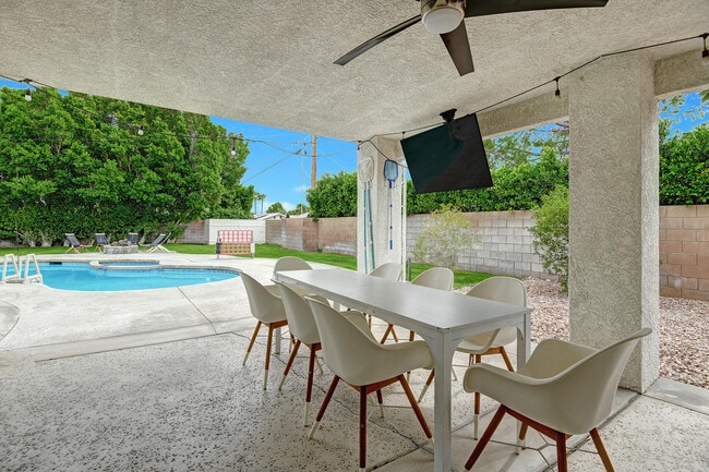 Building Photo - 2005 E Racquet Club Rd