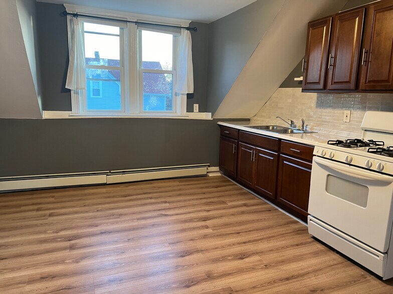 Building Photo - 16 Tuxedo Ave
