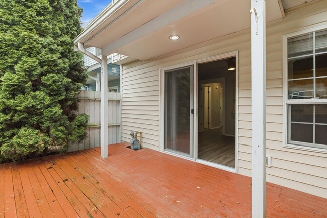 Building Photo - Peaceful Corner Townhome in the Heart of Sumner