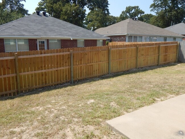 Building Photo - South Tyler - Handsome 3 Bedroom, 2 Bath H...