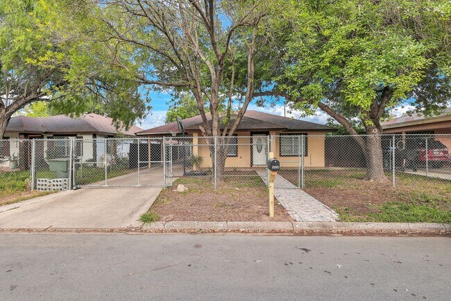 Primary Photo - SPACIOUS! LOCATION!