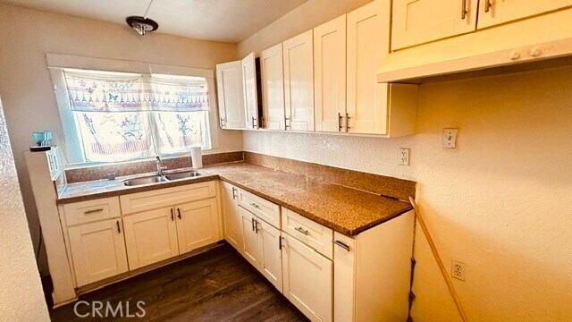 Building Photo - 1221 W 59th St