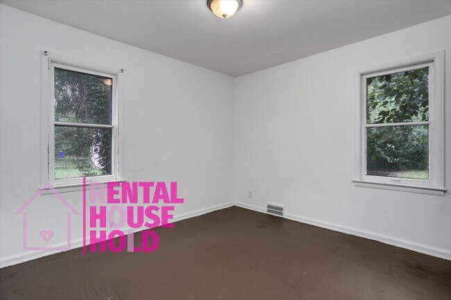 Building Photo - ~ 3 BEDROOM 1 BATH BUNGALOW FREE PRE-SCREEN