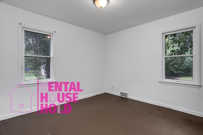 Building Photo - Summer Special~ 3 BEDROOM 1 BATH BUNGALOW ...