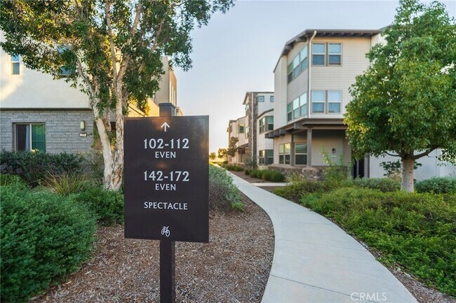 Building Photo - 102 Spectacle