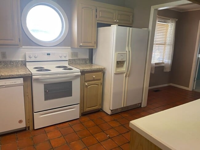 Building Photo - Large 1960's Home Near 21st & Sheridan!