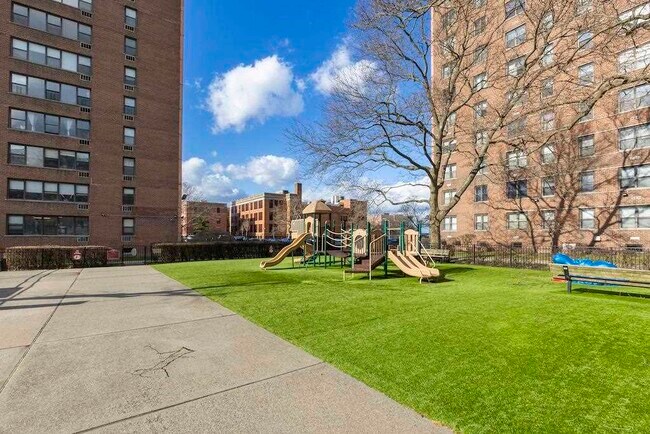 Building Photo - 225 St Pauls Ave