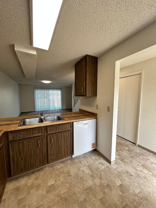 Building Photo - 846 Homedale Rd