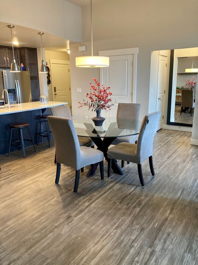 Building Photo - Spacious 3-Bed, 2-Bath Condo in the Desirable Rigden Farm Area