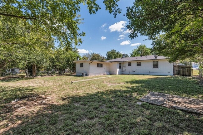 Building Photo - 1325 Sunset St