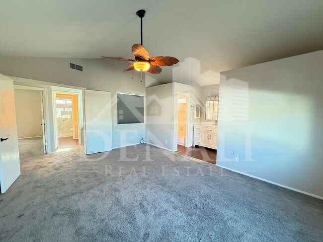 Building Photo - 1114 S Surfside Dr