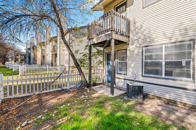 Building Photo - River Crossing ATX - Townhome - 2bd/2.5ba ...