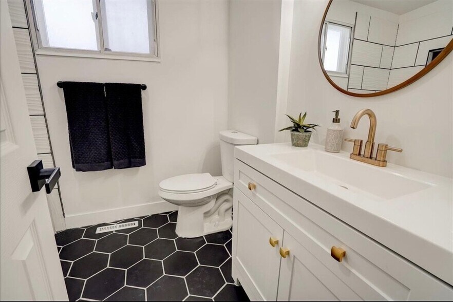 Building Photo - 455 E Mountain View Dr