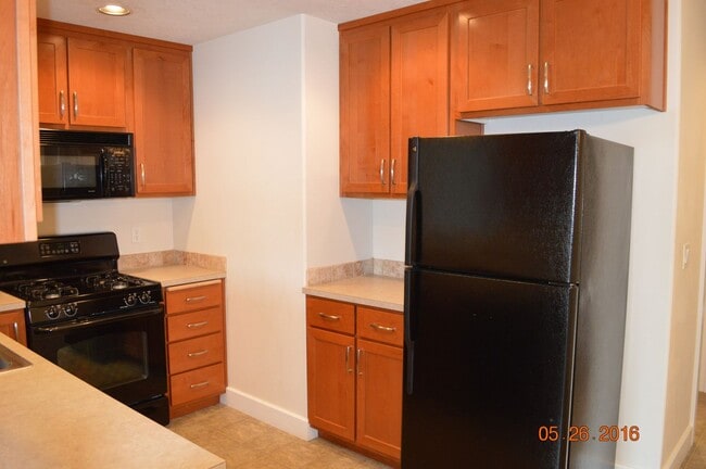 Building Photo - 1-Bedroom in Gated Community!